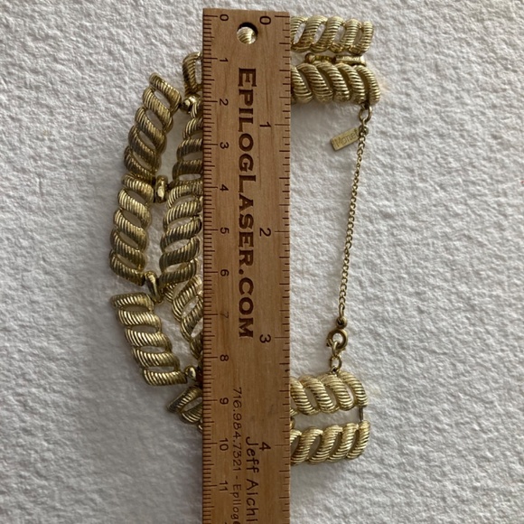 HOST PICK Vintage Monet Gold Tone Bracelet - Picture 7 of 9